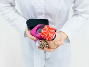 Kinesiotape gibt es in vielen Farben und Mustern.