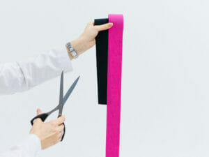 Kinesiotape ist ein spezieller Pflasterstreifen, der auf die Haut geklebt wird.