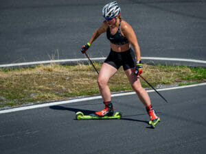 Frau beim Crossskaten.