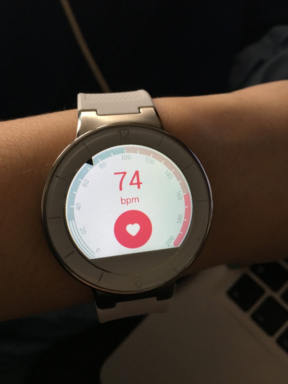 Moderne Smartwatches zeigen Puls, Sauerstoffsättigung und Höhenmeter an